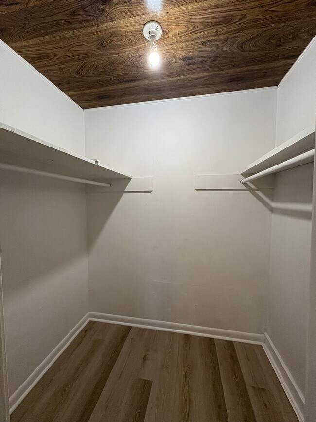 Building Photo - Amazing 4 bedroom/2 bath Home with Fireplace and Central Air & Heat!