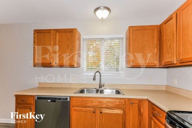 Building Photo - 15 Glen Meadows Dr