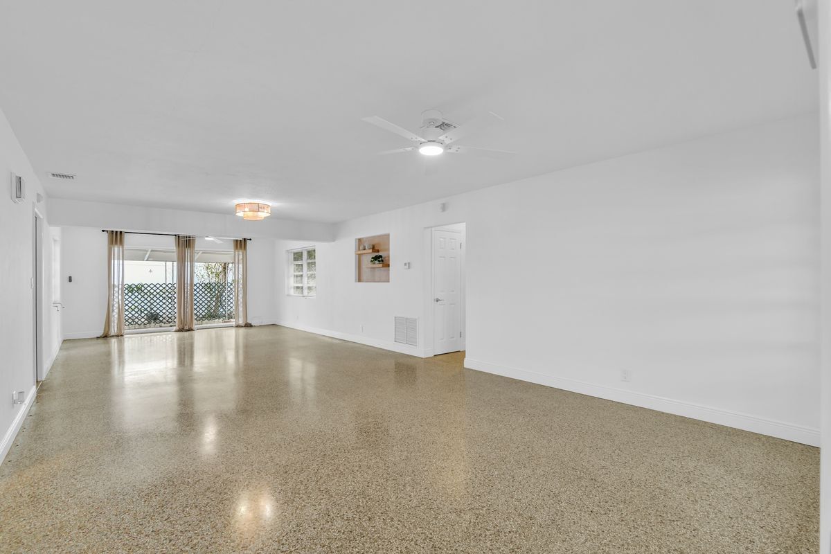 Building Photo - 702 Sunset Dr