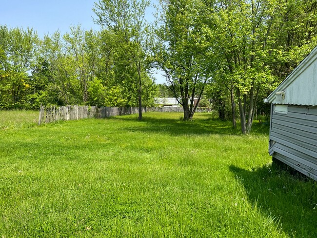 Building Photo - Cute 2 Bedroom Ranch with 2 car garage