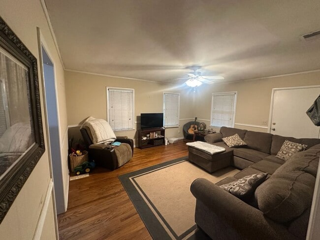 Building Photo - Charming Home Available in August!