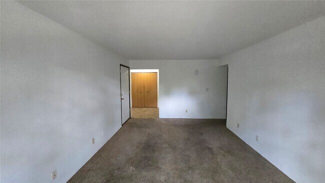 Building Photo - 5 Yorkshire Ln