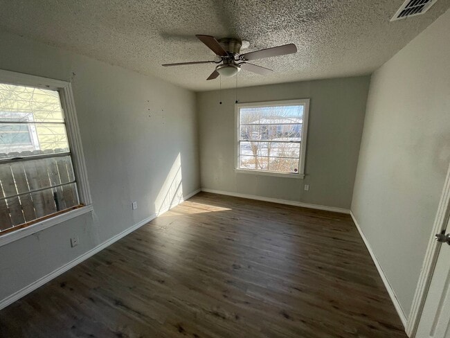 Building Photo - 3 bedroom, 2 bath