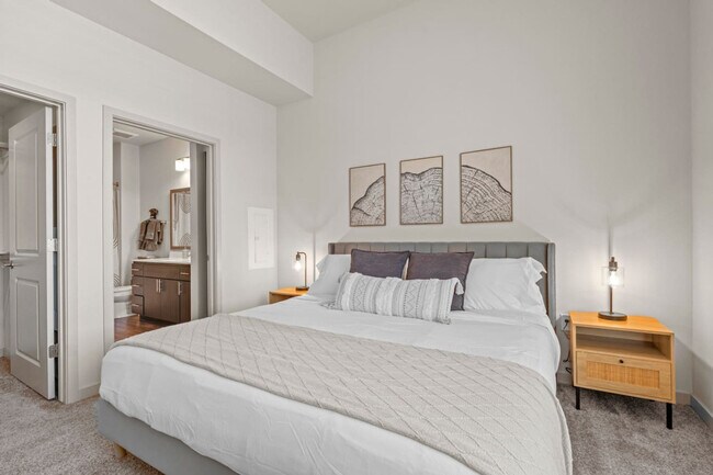 Building Photo - 711 W Broadway Rd