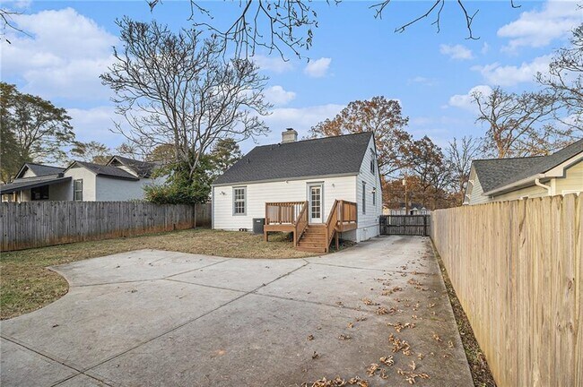 Building Photo - 1719 Flat Shoals Rd SE