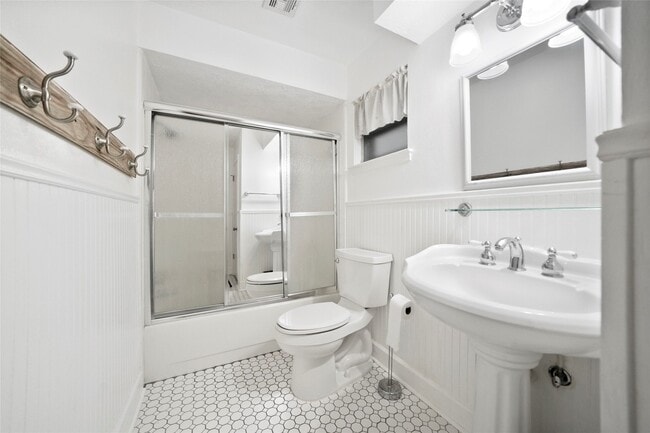 Building Photo - 523 S Rivershire Dr