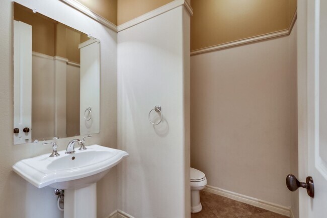 Building Photo - Beautiful 4 bedroom, 4.5 bathroom Home in the Varadero Community
