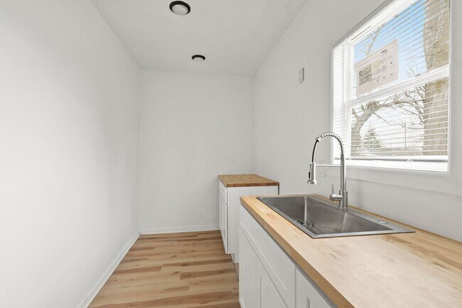 Building Photo - 822 N Bradley Ave