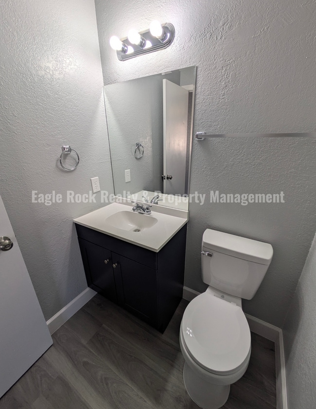 Building Photo - East Tulsa Duplex Unit for Rent (2beds/1.5baths)