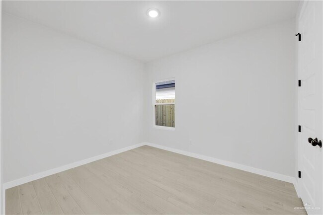 Building Photo - 25 Nerine Ave