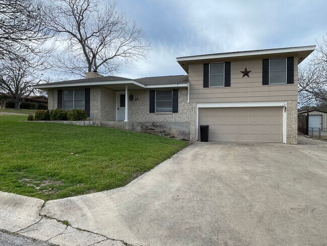 Primary Photo - Split level home in West Lampasas