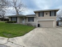 Building Photo - Split level home in West Lampasas