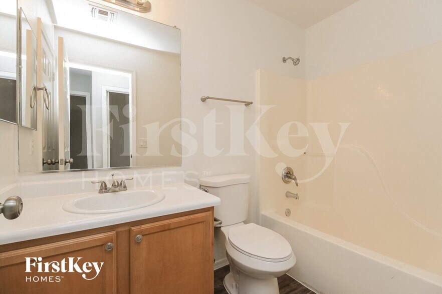 Building Photo - 2278 E Spruce Dr