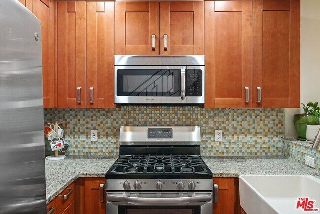 Building Photo - 5303 Satsuma Ave