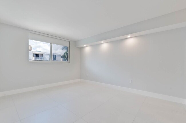 Building Photo - 1665 Bay Rd