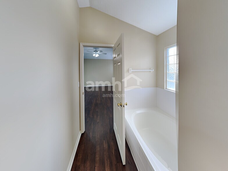 Building Photo - 3206 Chantilly Ct