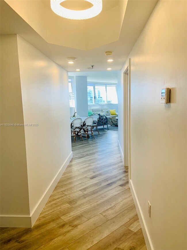 Building Photo - 6422 Collins Ave