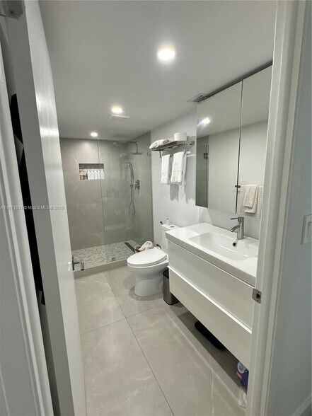 Building Photo - 1865 Brickell Ave