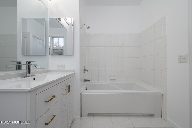 Building Photo - 131 Greenlawns Dr