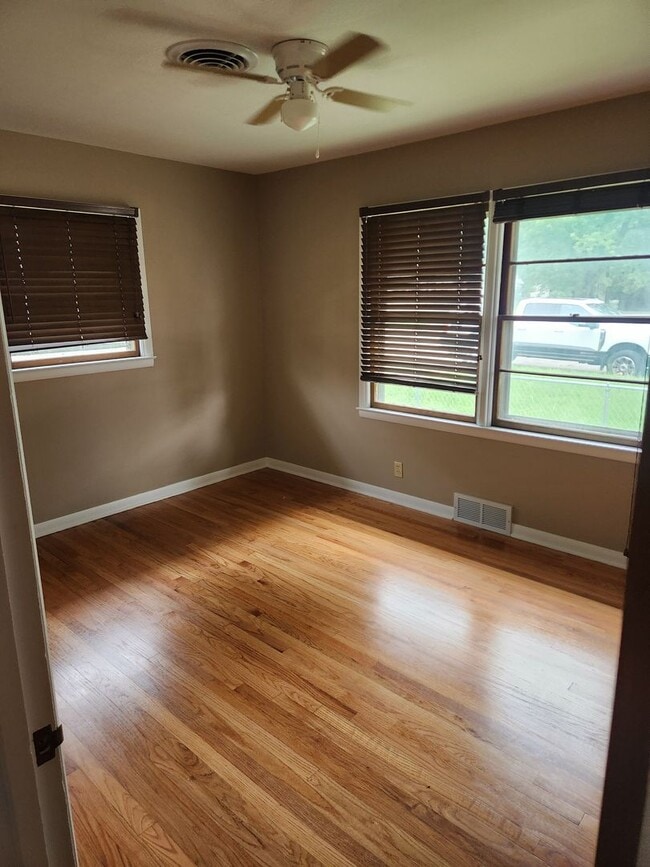 Building Photo - Newly remodeled 2/1/1 with fenced yard!