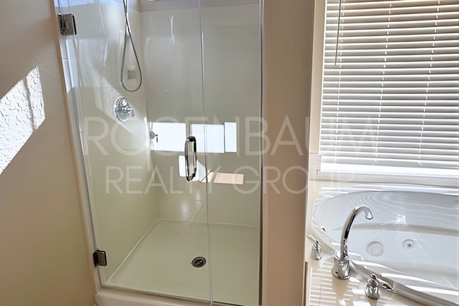 Building Photo - Gorgeous 3-bedrooms, 2-baths home in the h...