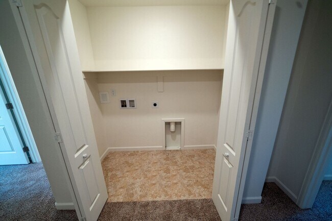 Building Photo - 3 Bedroom 2 1/2 Bath Townhome with Garage