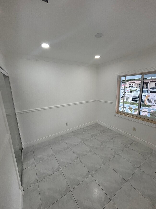 Building Photo - 250 E 34th St