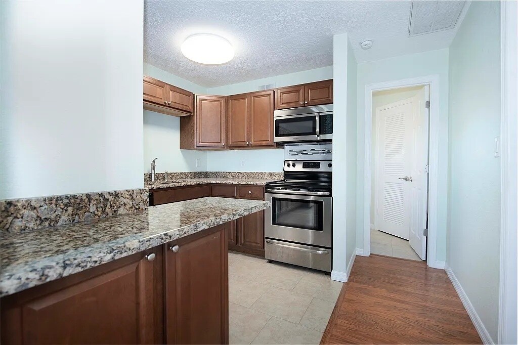 Building Photo - 4858 Coquina Key Dr SE