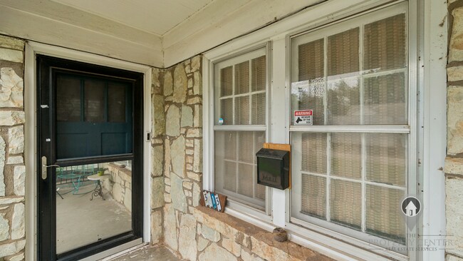 Building Photo - Charming & Cozy Living