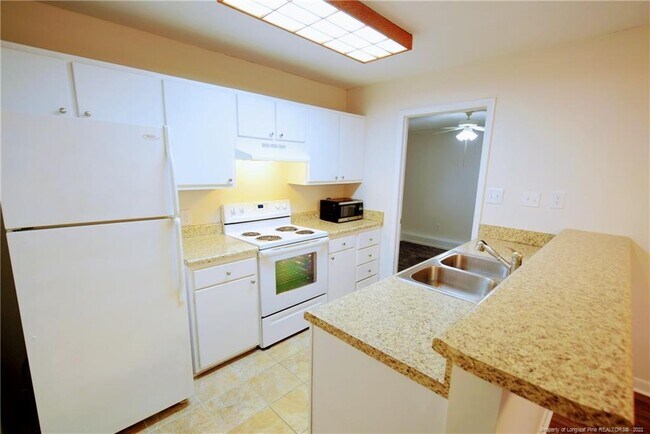 Building Photo - 2102 Forest Hills Dr