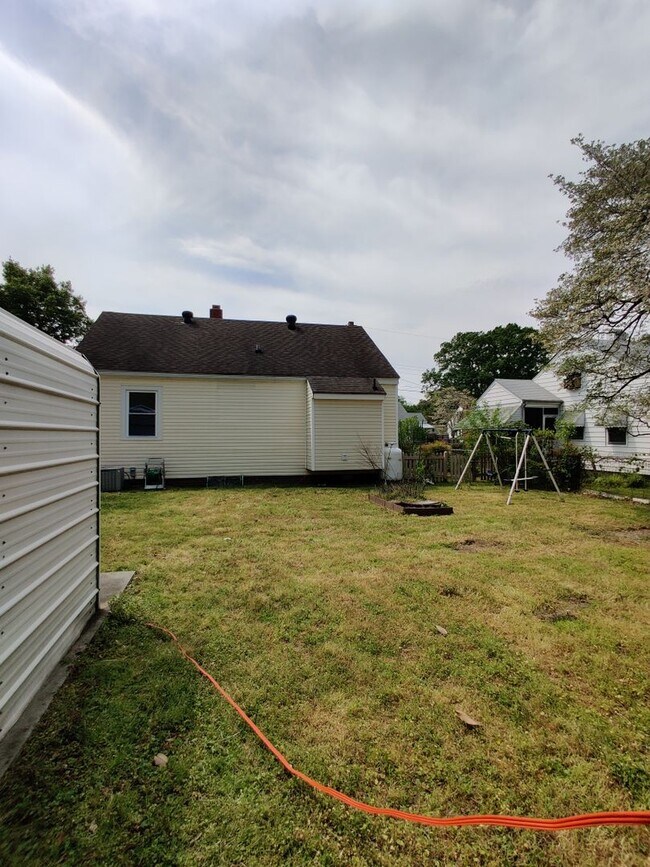 Building Photo - 2 bedroom home with a garage
