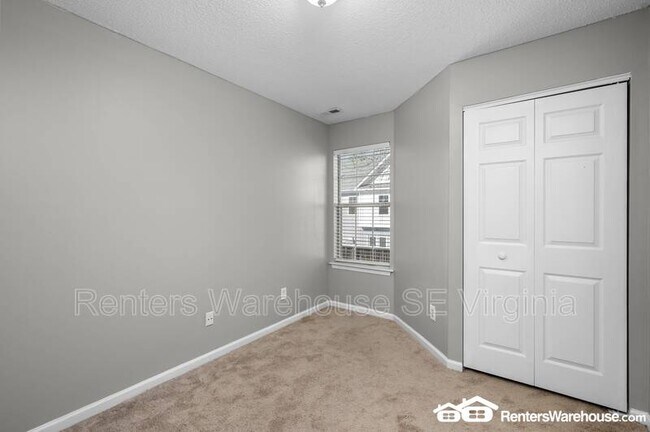 Building Photo - 688 Aylesbury Dr