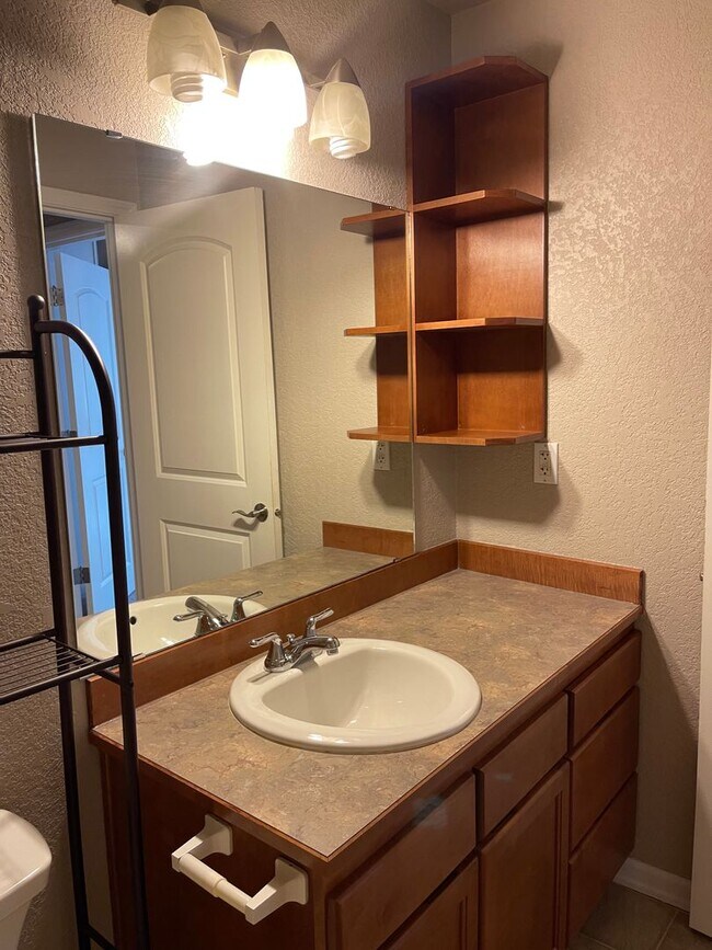 Building Photo - Spacious Condo in North Seattle!