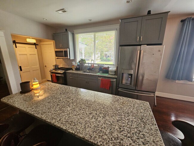Building Photo - 3000 Peronne Ave