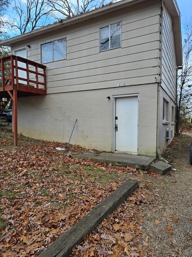 Building Photo - Knoxville 37917 - 2 bedroom, 1 bath apartment - Call Lisa Vineyard & Shannon Russell 865-803-3045