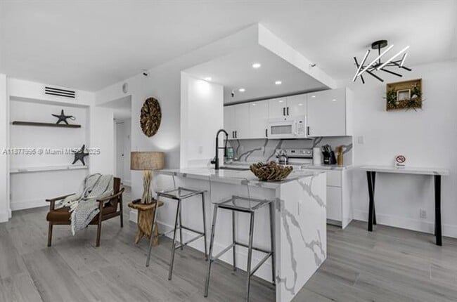 Building Photo - 2555 Collins Ave