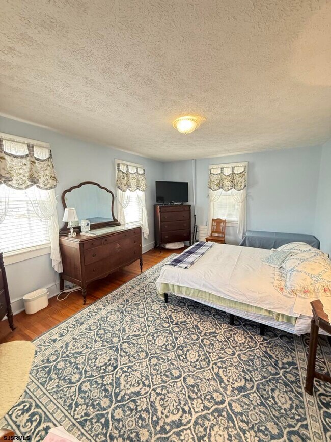 Building Photo - 135 N Avolyn Ave