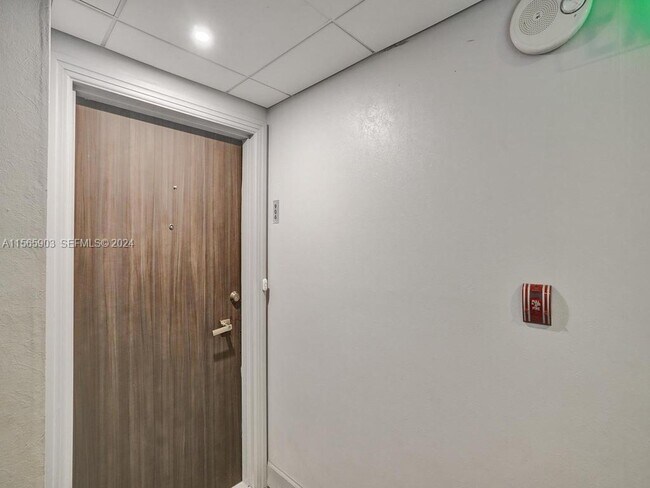 Building Photo - 300 Bayview Dr