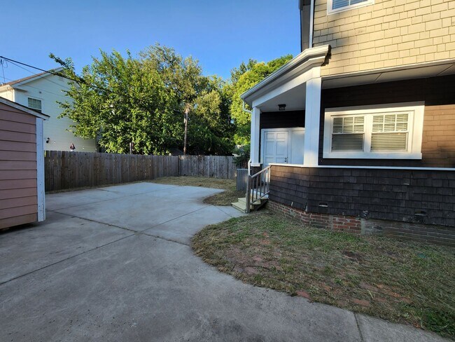 Building Photo - 710 W 36th St