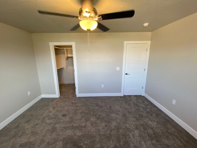 Building Photo - Newer- Red Mountain Vista Town Home,