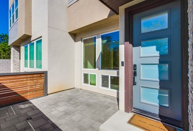Building Photo - Mira Mesa 3 Bedroom Townhome!