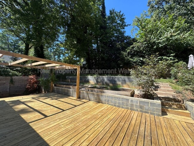 Building Photo - 3018 Medlin Dr