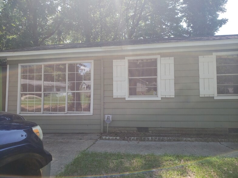 Primary Photo - 563 N Park Dr
