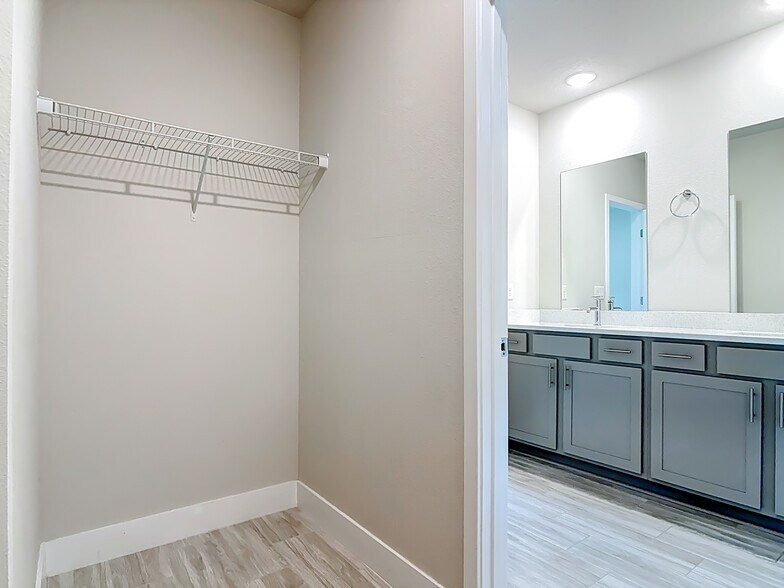 Building Photo - 60 Ballenger Ln