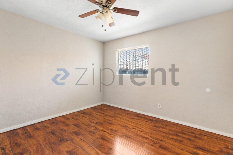 Building Photo - Unit