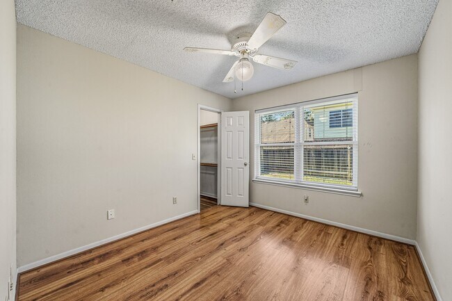 Building Photo - 9915 Villa Verde Dr