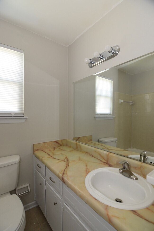 Building Photo - Renovated 3 Bed/2 Bath w/ Large Fenced Back Yard