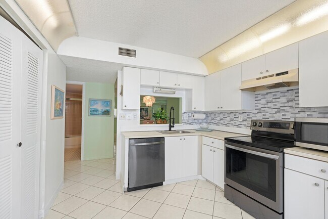 Building Photo - 15450 Pembridge Ave