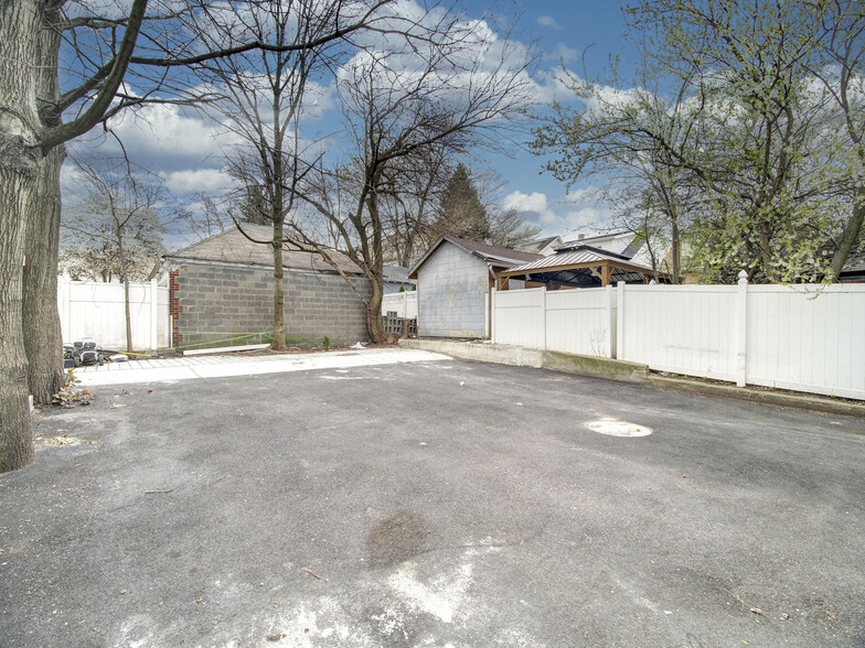 Building Photo - 8310 Newkirk Ave
