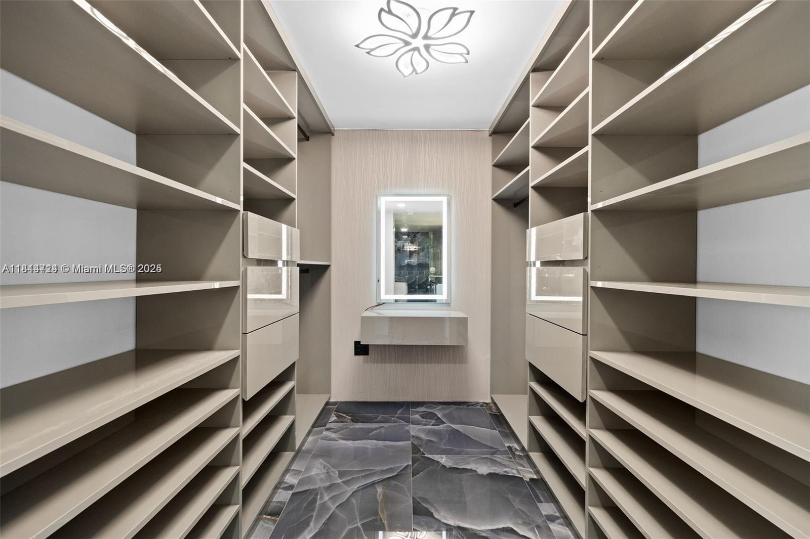 Building Photo - 7545 E Treasure Dr